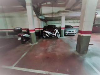 Aparcament cotxe  Calle nou pins. Nou barris cflor de neu pablo iglesias