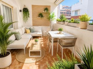 Flat in Llefià. Ático con terraza a nivel de 15 m2 en la mejor calle peatonal de