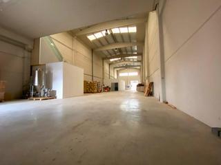 Industrial building  Comerç. Nave industrial seminueva en roda de bara