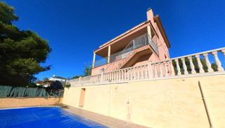 Xalet a Costa Cunit - Els Jardins - Els Rosers. Casa independiente con piscina privada y gran garaje