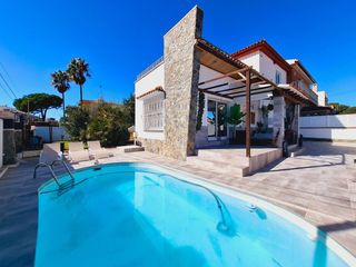 Casa  Montblanc. Espectacular casa esquinera para entrar a vivir en ubicación inm