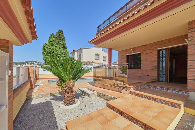 Foto b20a602d-51a6-45aa-801d-8f65a4f5f7cb. Xalet amb calefacció aparcament piscina a Segur de Calafell nucli urbà Segur de Calafell