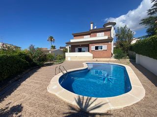 Chalet  Patagonia. Venta de chalet independiente de 4 dormitorios  3 baños y piscin