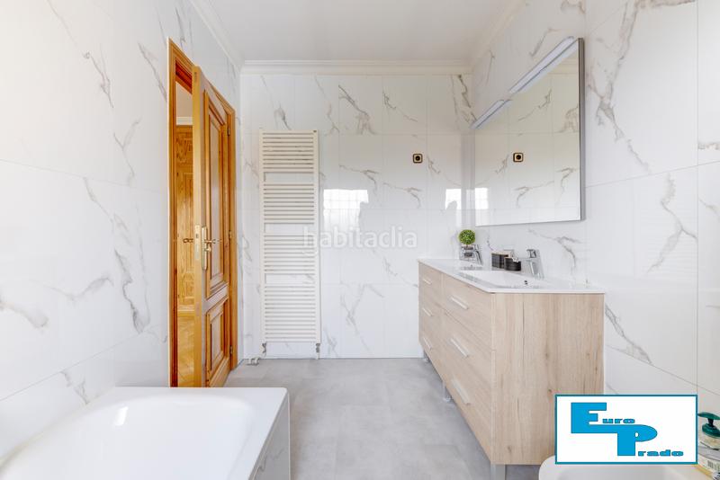 Foto 91e55617-6361-4cb4-91e9-af61a999f3af. Casa aparellada amb xemeneia calefacció aparcament piscina a Rozas de Madrid (Las)