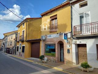 Casa  Mayor. Casa de construccin moderna en sacedn con local de alta rentab