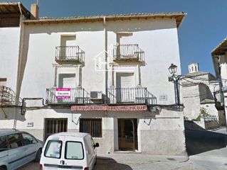 House  España. Casa en la misma plaza con local comercial