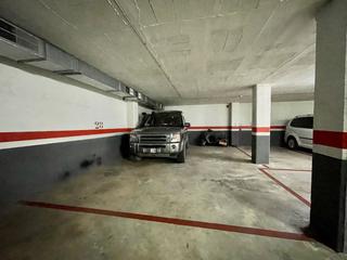 Aparcament cotxe a Cervantes 25. Aparcamiento en venta en centro.