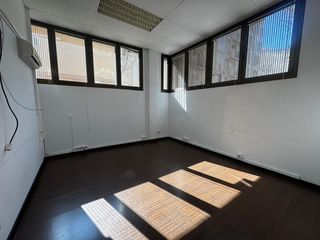 Rent Office space in Plaça de granados 3. Local comercial en alquiler, céntrico