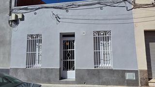 Casa a schiera  De concepción arenal. Casa de doble casal con gran patio, fachada de 6,5m en can palet