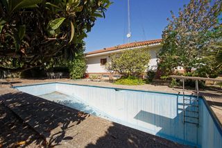 Casa  De grècia. Tu vida en una sola planta! comodidad, espacio y piscina de ensu