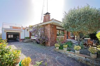 Casa  Calle de grècia. Tu vida en una sola planta! comodidad, espacio y piscina de ensu