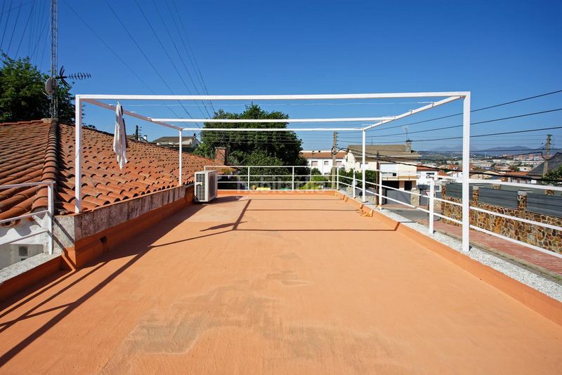Foto 664a50d5-4b84-484d-a7ff-cd292547c7e5. Casa amb calefacció piscina a Can Parellada Terrassa