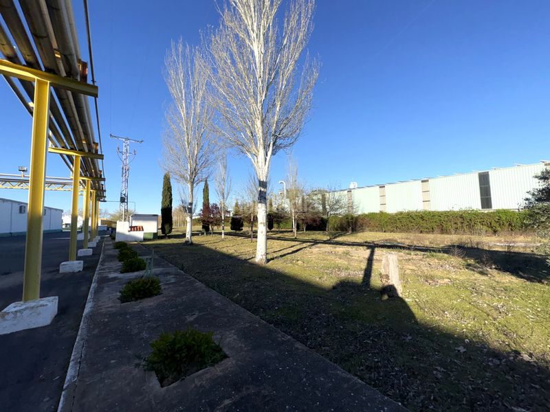 Foto 0c388978-9d51-43bd-8c55-42a9bf0aeb3f. Solar industrial a Cedillo del Condado