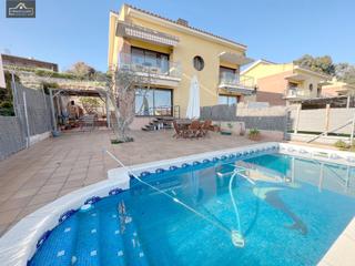 Casa aparellada a Sant Vicen Platja. Casa adosada esquinera en sant vicenc de montalt