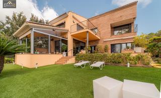 Chalet en Montalnou - Milans del Bosc. Impresionante villa con vistas, piscina y alma mediterrnea en s