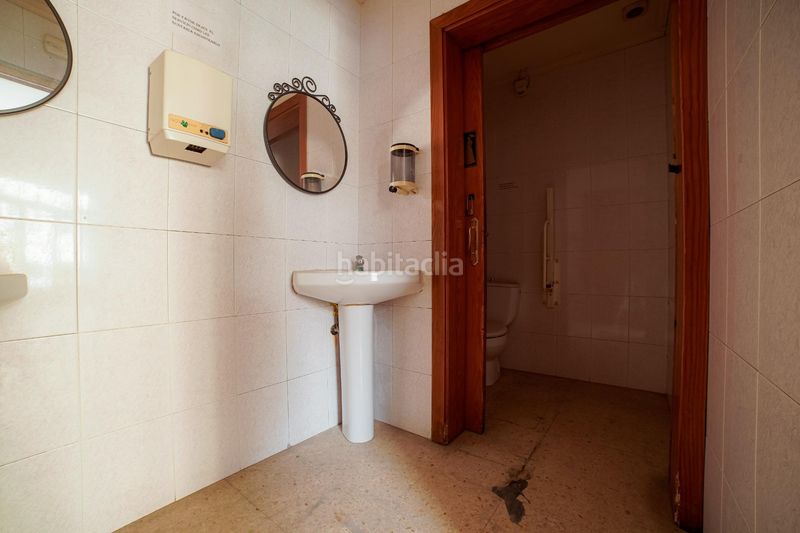 Foto fedadeb8-c201-47fc-b9c0-68b3a74f3cef. Local comercial local esquinero muy luminoso en Cerdanyola Sud, en Mataró