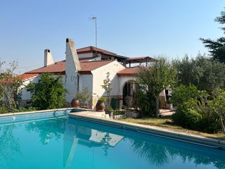 Chalet in Viso de San Juan (El). Amplio chalet independiente con jardín y piscina