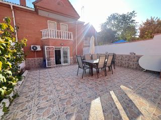 Casa a schiera in Estación-Cruz Roja. Precioso chalet en venta en illescas