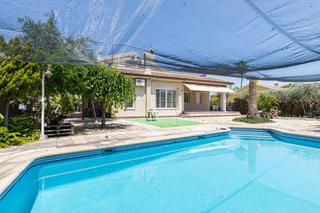 Chalet à Garres y Lages. Magnífico chalet con piscina junto a urbanización el brazal