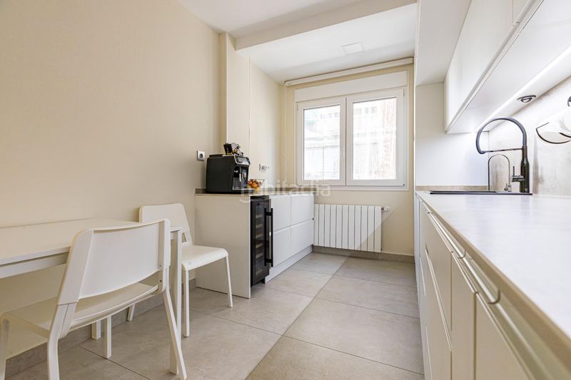 Foto 843b7339-a2af-4187-a15e-ea125502e606. Piso amplitud, luz y terraza privada el privilegio de vivir en una vivienda totalmente reformada en el centro en Murcia