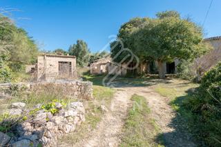 Country house in Costitx. Finca rústica de 237.000 m2 del año 1800, con casa a reformar