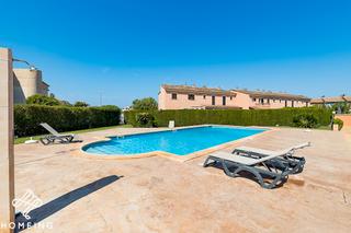 Lloguer Casa aparellada a Sa Torre. Chalet duplex en urbanización costera, con piscina comunitaria,