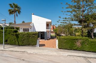 House  Carrer del roure. Dos casas por el precio de una. así ha sido concebida esta fantá