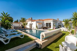 House in Carrer fonoll 10. Hogar de ensueño con jardín y piscina cerca de miami playa