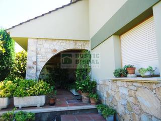 Casa a Forallac. Casa en venta rodeada de jardín, grandes terrazas y porchos en f