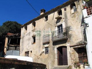 Masia a Cervià de Ter. Gran casa pairal en venta para reformar con antiguo proyecto par