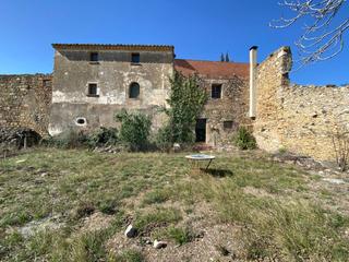 Masia a Pontós. Casa rústica con terraza con vistas para reformar en pontós