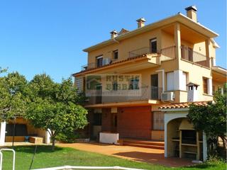 Casa  València. Casa en venta con jardín, garaje y sala para celebraciones en ur