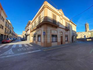 Masia  Amor filial. Casa señorial esquinera con gran terraza en venta en la bisbal d