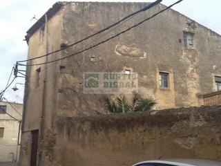 Masia a Peralada. Casa rústica con patio y pajar para restaurar en venta en perala