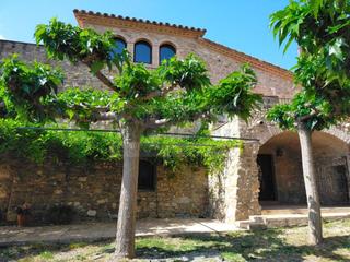 Masia a Garrigoles. Espectacular casa rústica con jardín y terraza situada en el bai
