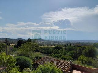 Bauernhof in Ullastret. En venta casa rústica de tres plantas con dos terrazas en el emb