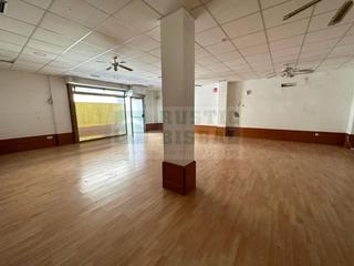 Lloguer Local Comercial a Bisbal d´Empordà (La). Gran local comercial de unos 150 m situado en el centro de la bi