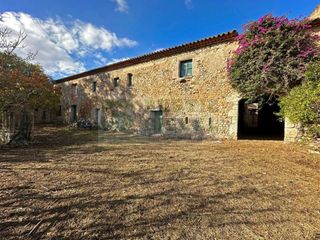 Bauernhof in Bàscara. En exclusiva, gran finca rústica por restaurar en venta en el em