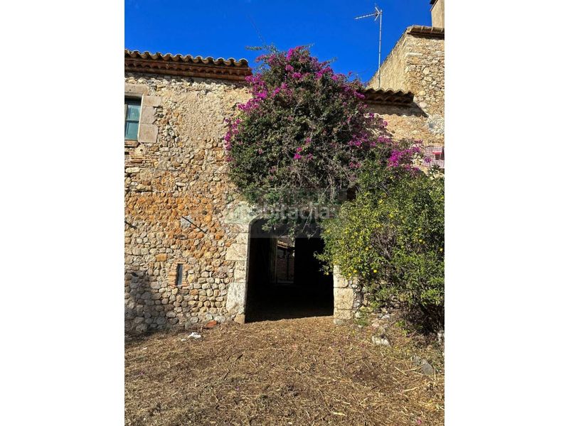 Foto ff524206-d462-4098-a228-eda472397f6e. Masia amb aparcament a Bàscara