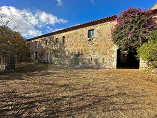 Masía en Bàscara. Gran finca rústica por restaurar en venta