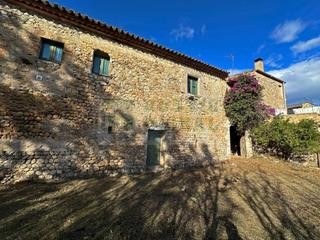 Masia a Bàscara. Gran finca rústica por restaurar en venta en el empordà  oportun