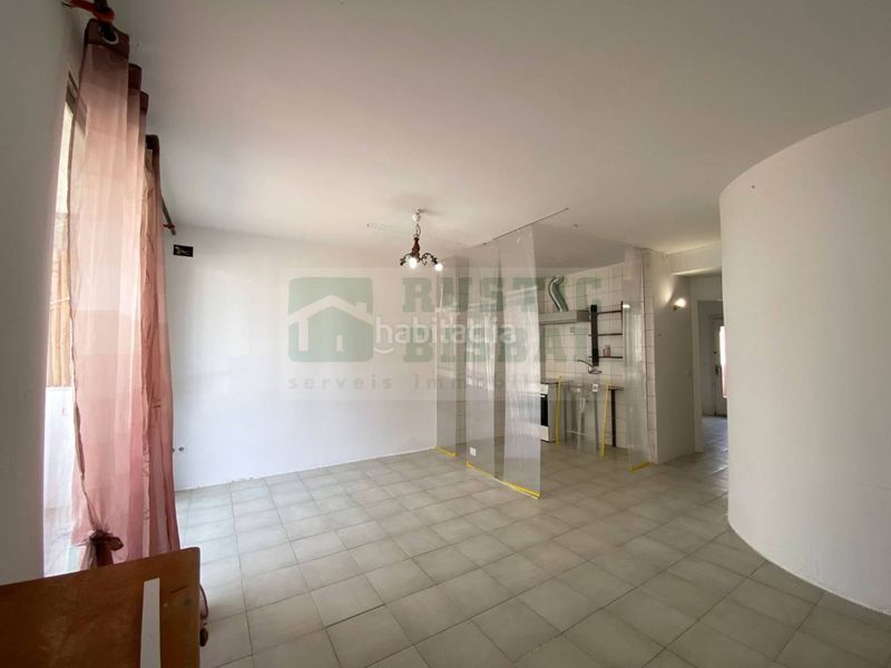 Foto 663922c6-6d4b-4a62-aeec-674cf7fa22e9. Local comercial  con vivienda situado en l en venta o alquiler una oportunidad de inversión en Estartit