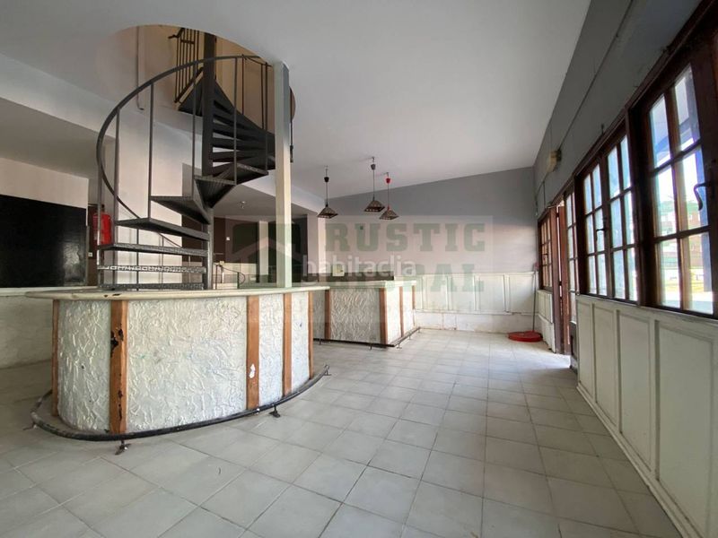 Foto fa48af98-ab51-4c29-9ae8-8ebb24f8d803. Local comercial  con vivienda situado en l en venta o alquiler una oportunidad de inversión en Estartit