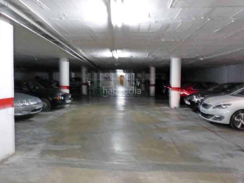 Foto 45198262-1d24-4a26-9015-cac29d9ddb3a. Aparcament cotxe a Bisbal d´Empordà (La)