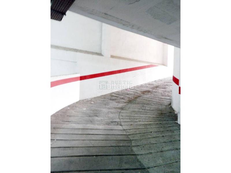 Foto c884919a-4314-43c2-b6a5-5632aba20bdc. Aparcament cotxe a Bisbal d´Empordà (La)