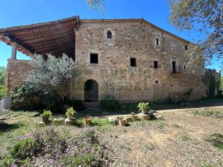 Country house in Serinyà. Espectacular finca con masía catalogada con jardín, antiguo moli