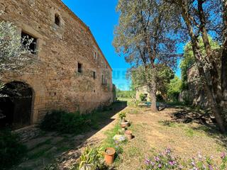 Masia a Serinyà. Espectacular finca con masía catalogada con jardín, antiguo moli