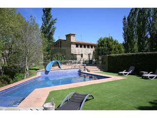 Masia a Flaçà. Exclusiva masía de piedra rehabilitada en venta en flaçà, con te