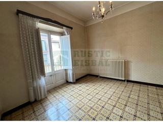 Maison à Bisbal d´Empordà (La). Edificio rústico en venta local, dos viviendas y dos terrazas en