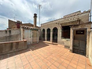 Casa a Bisbal d´Empordà (La). Edificio rústico en venta local, dos viviendas y dos terrazas en